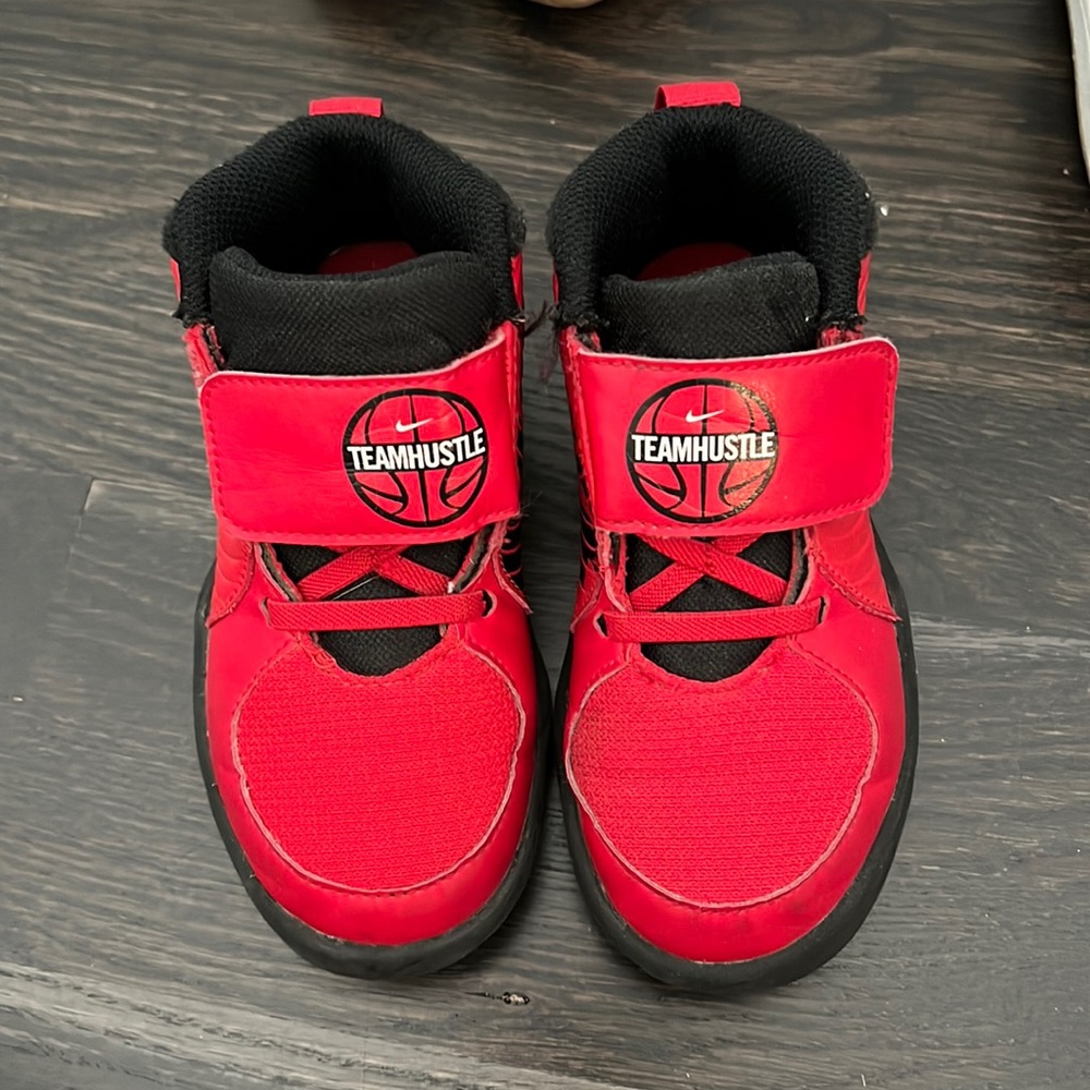 Nike Toddler Team Hustle Sneaker Size 9